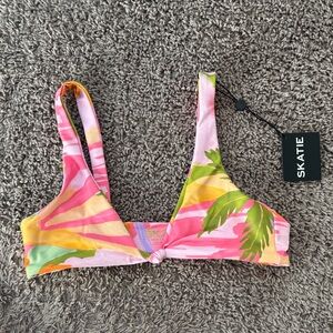 Skatie Penny Bikini Top in Puka size Medium
